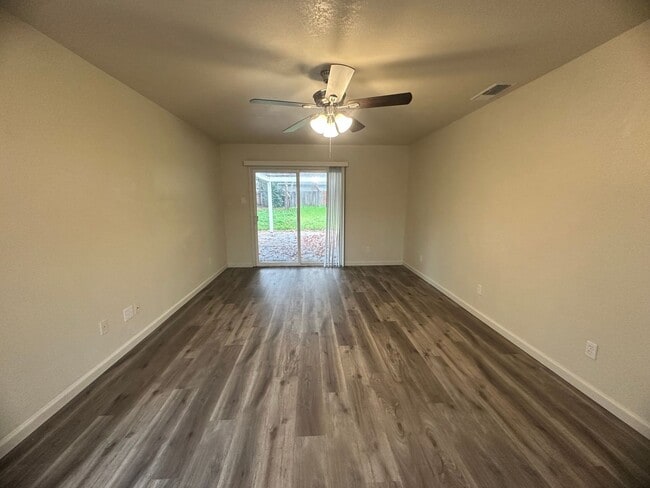 Building Photo - Three Bedroom 2 Bathoom with Large Yard