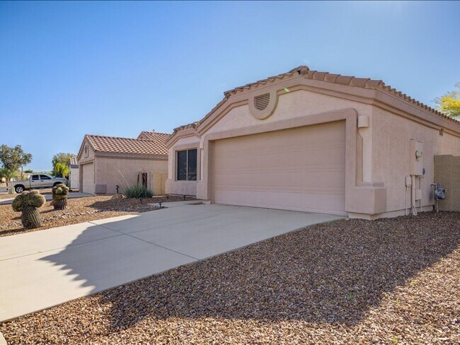 Foto del edificio - Spacious Living in a Gated Community with Resort-Style Amenities!