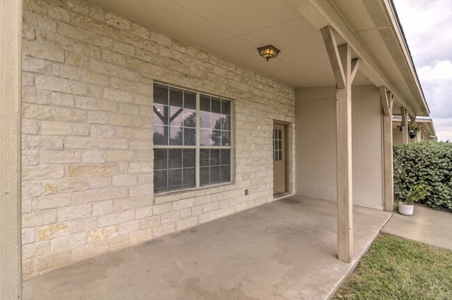 Building Photo - Affordable Modern 3br/2ba Sonterra Duplex