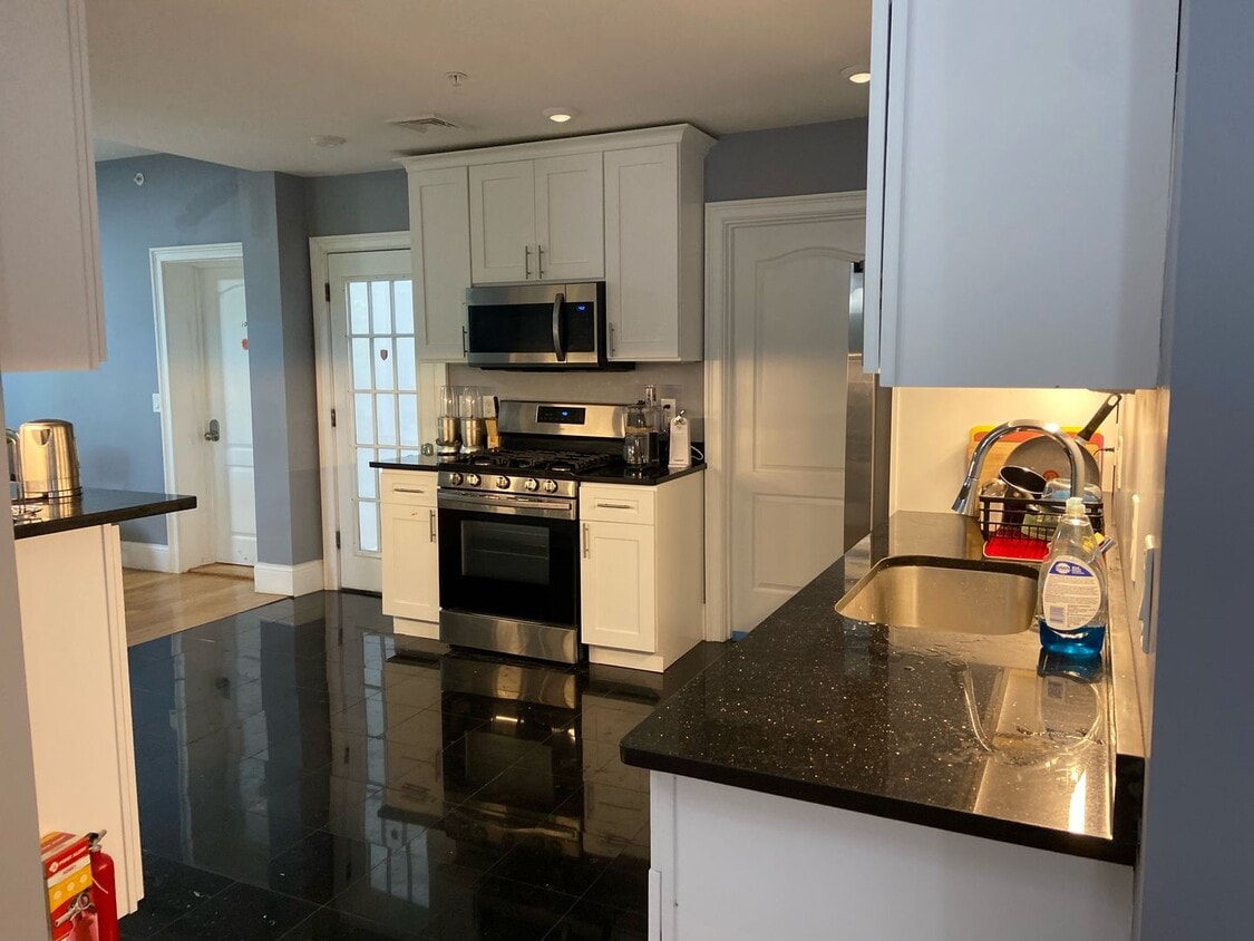 Huge 8 bedroom 9 bathroom apartment near B... - Huge 8 bedroom 9 bathroom apartment near B...