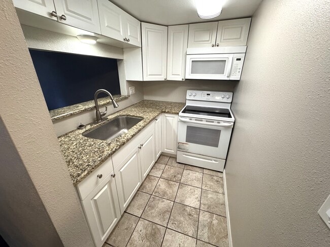 Building Photo - 7113 E Bank Dr