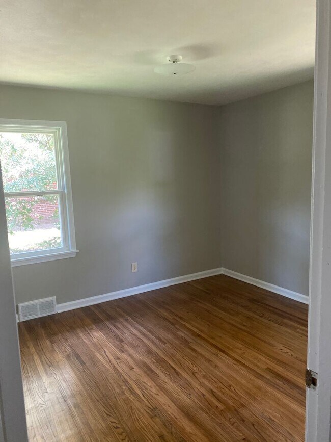 Building Photo - 4 Bedroom 1.5 Bath