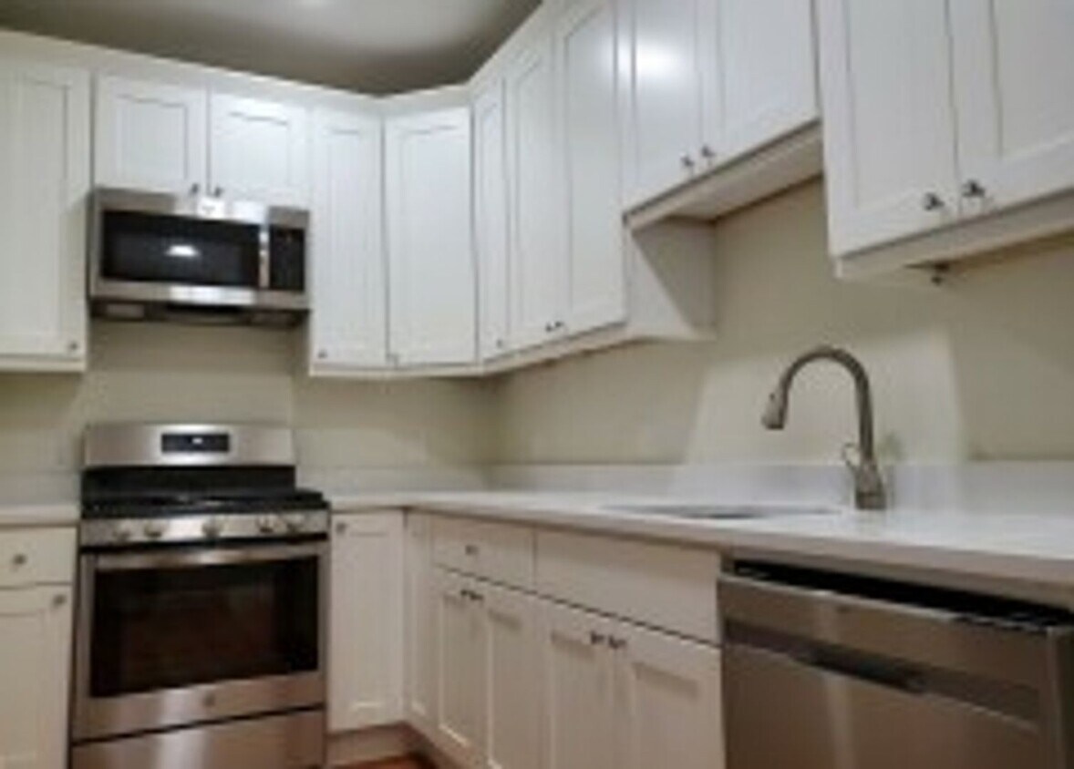 Renovated Brookline / Coolidge Corner 4 Bed/2 Bath on Harris St for September 1st. NO BROKER FEE - Renovated Brookline / Coolidge Corner 4 Bed/2 Bath on Harris St for September 1st.  NO BROKER FEE