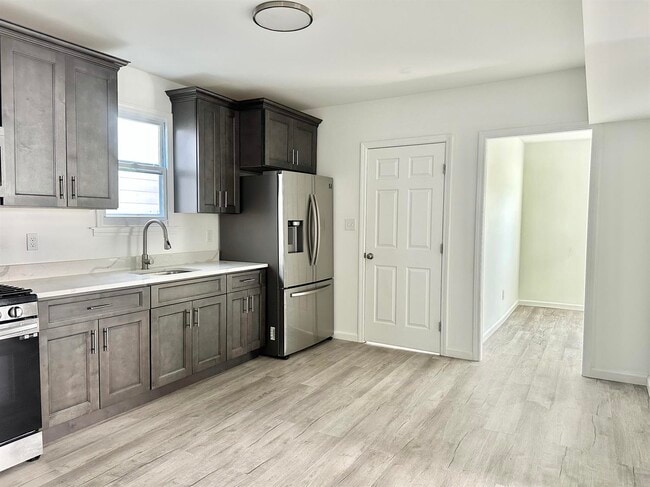 Building Photo - 619 Seneca St