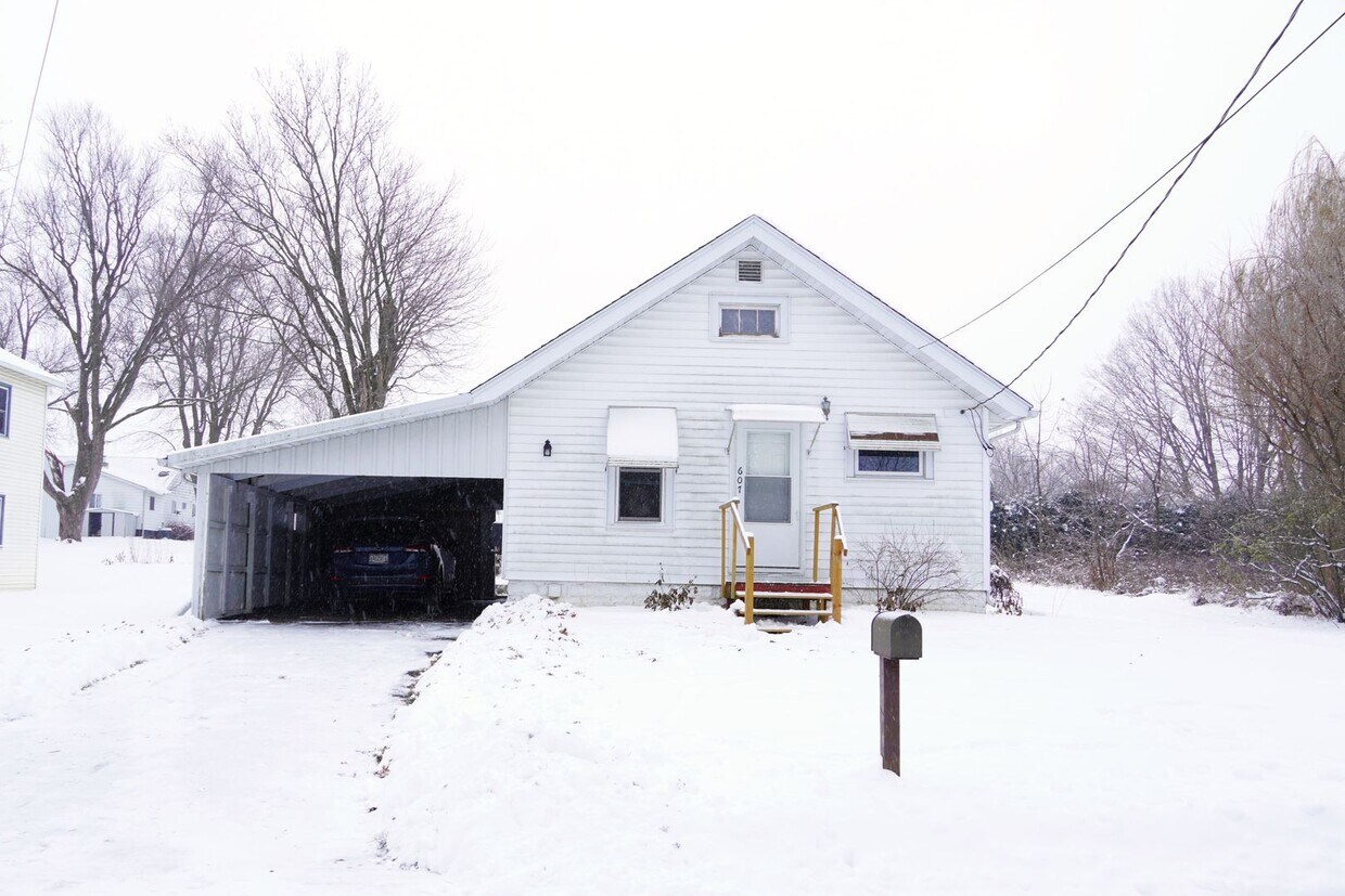 Primary Photo - 2 Bedroom House for Rent