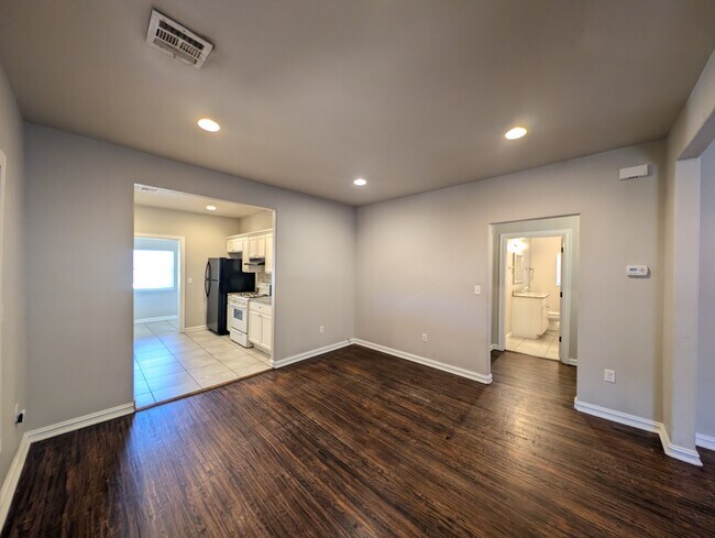 Foto del edificio - 2235 E 10th St