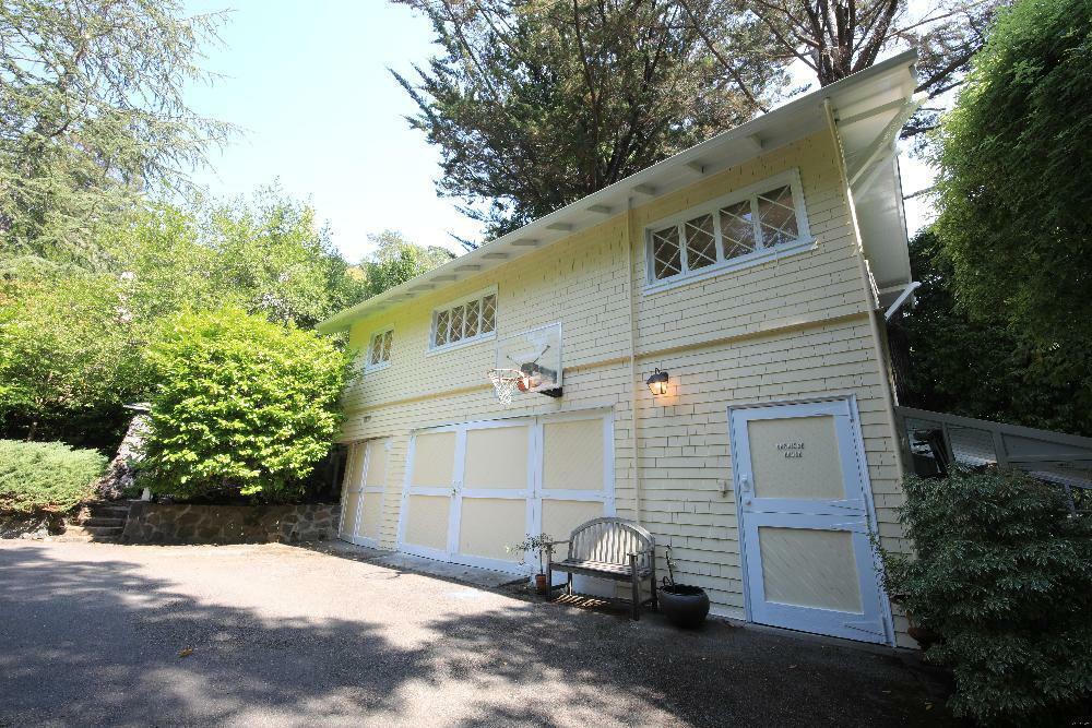 Primary Photo - 1 Throckmorton Ln