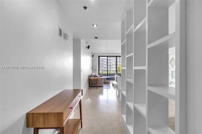 Foto del edificio - 251 Crandon Blvd