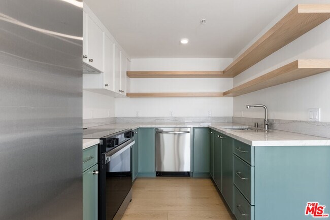 Foto del edificio - 8561 Belmont St