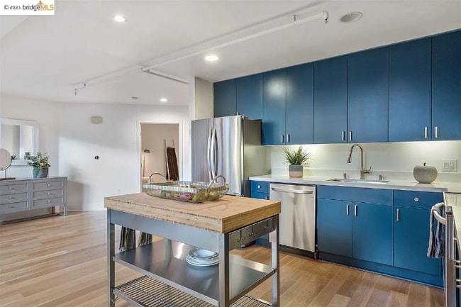 Building Photo - 311 Oak St