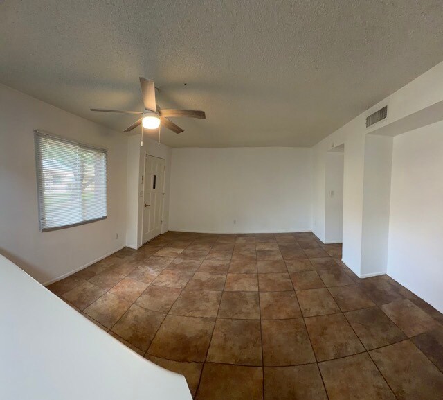 Entrada y rincón - 4595 N 17th Ave