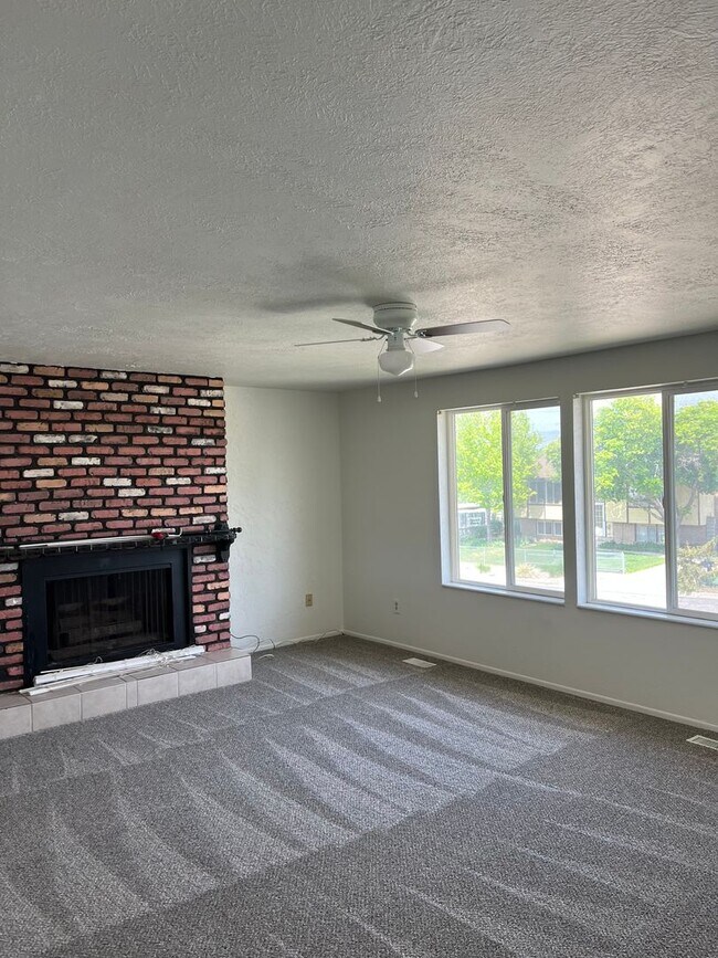 Building Photo - Spacious and Charming 4-Bedroom Home in Ta...