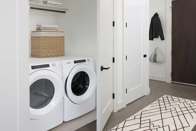 Foto del edificio - Downtown Studio with Rooftop Pool — Now $1...