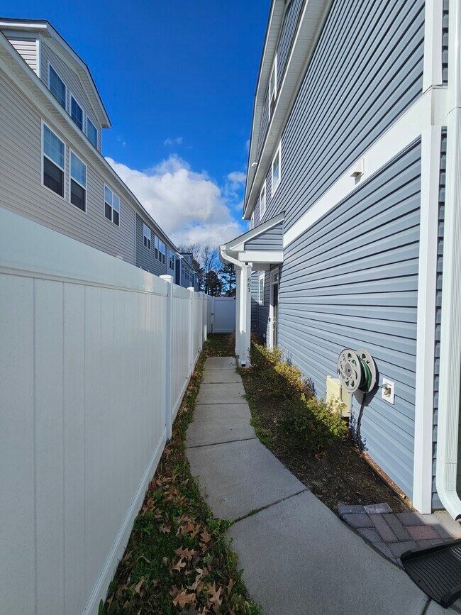 Building Photo - 661 Revival Ln.