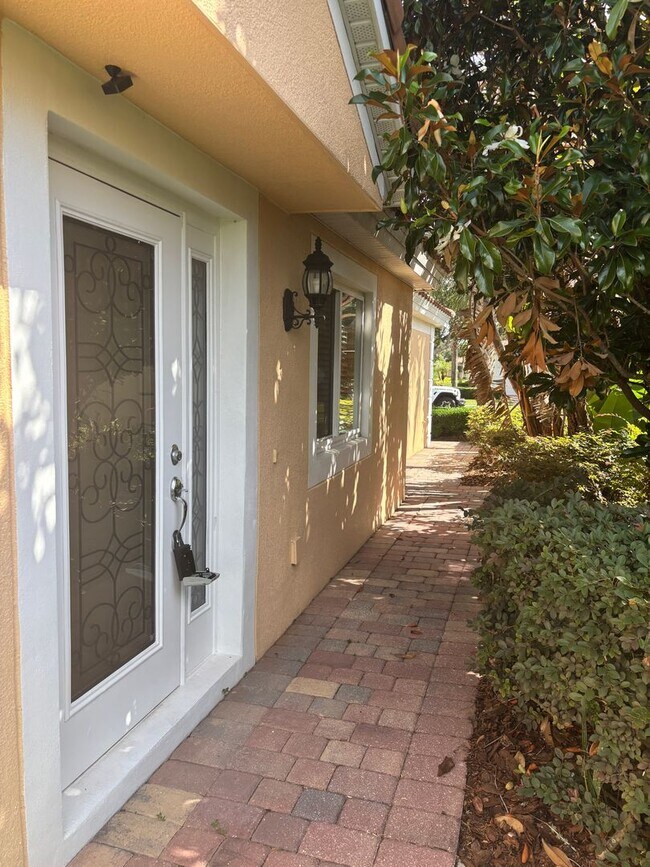 Foto del edificio - AGENT SHOWINGS ONLY! Gorgeous 2/2 + Den Mediterranean Villa with Waterfront Screened Patio and 2-...