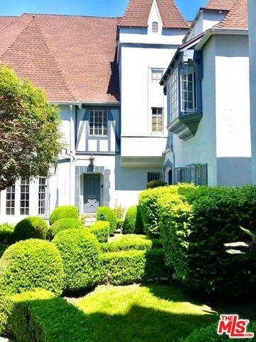 Foto principal - 926-9265 S Serrano Ave