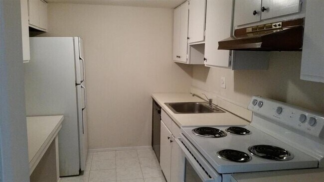 Foto del edificio - 1855 Poplar Woods Cir E