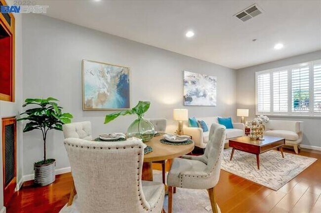 Foto del edificio - $3,490 / GORGEOUS  3 BEDROOM MODEL TOWN HO...