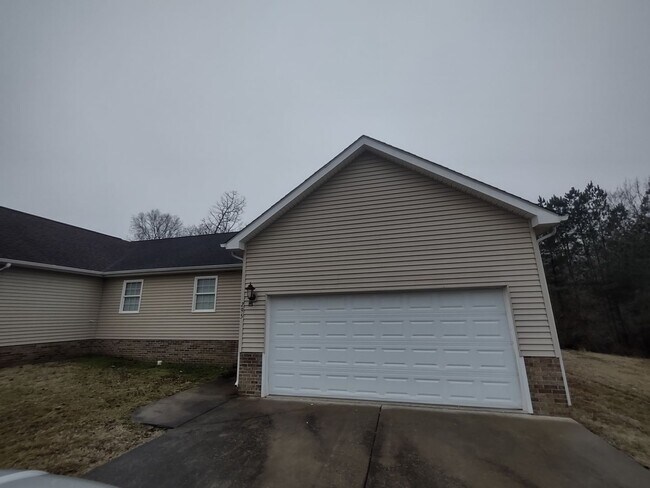 Foto del edificio - Clean 2 Bedroom 1 Bath duplex ~ Benton, KY