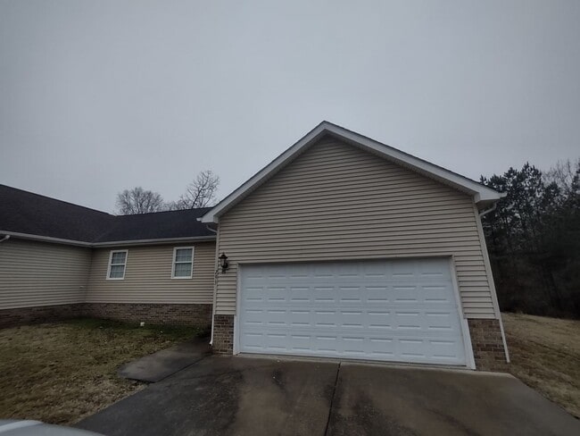 Building Photo - Clean 2 Bedroom 1 Bath duplex ~ Benton, KY
