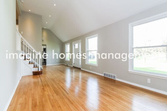 Building Photo - Convenient Location! Fully Renovated 3-Bed...