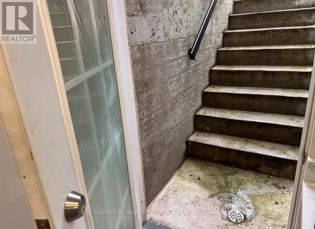 Building Photo - 6 Roehampton Crescent
