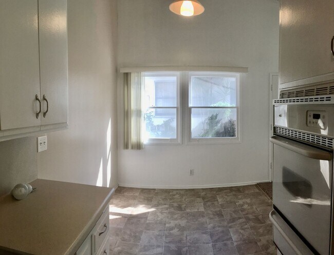 Foto del edificio - Mid Town Ventura - One Bedroom, One Bathro...