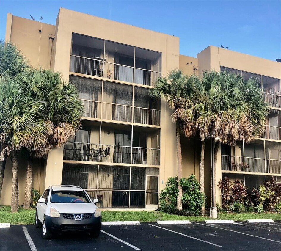 Foto principal - 8615 NW 8th St