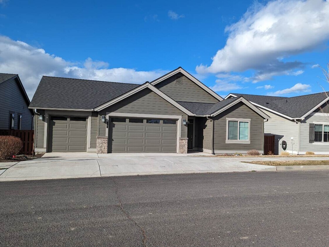 Foto principal - 1041 NE Sunrise St