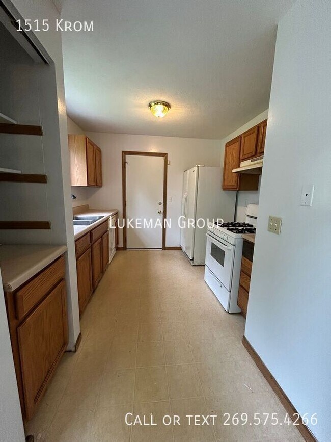 Building Photo - 1515 Krom-