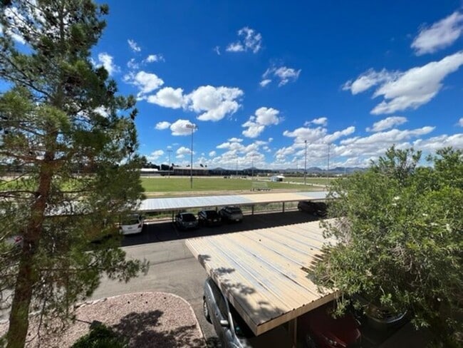 Foto del edificio - One Bedroom Condo on River!!