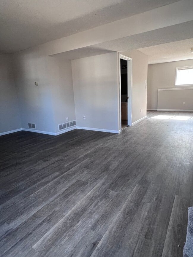 Building Photo - 2200-2202-2202 E Parks Edge Pl