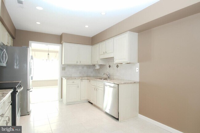 Building Photo - 10 Highgate Ln