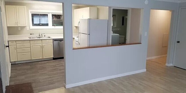 Building Photo - 2 bed 1 bath All Utilities Included.