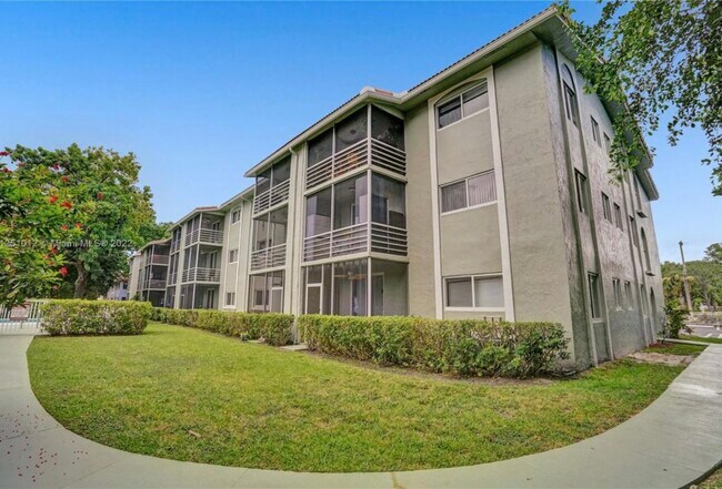 Foto del edificio - 11651 Royal Palm Blvd