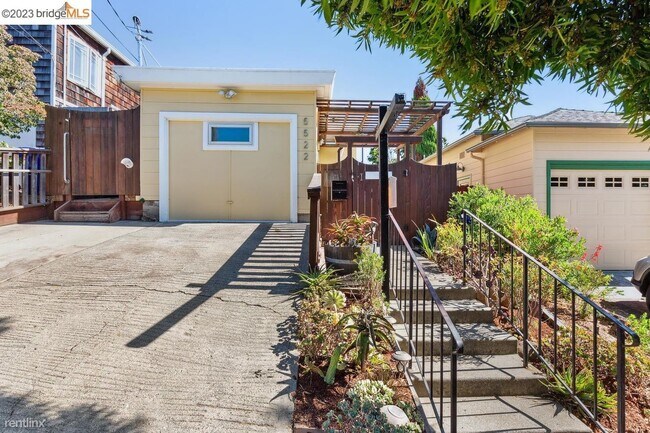 Building Photo - 2 br, 1.5 bath House - 5522 Plumas Avenue