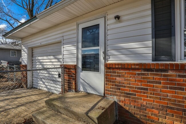 Building Photo - REMODELED 3 Bedroom | 1 Bathroom | 1 Car Garage HOME in EXETER, MO | PETS WELCOME