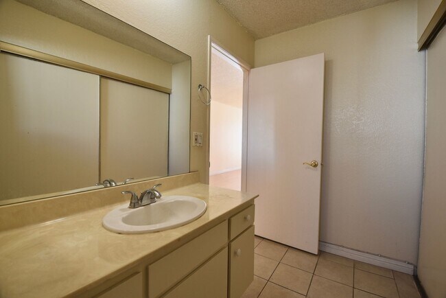 Foto del edificio - 4930 Whitsett Ave