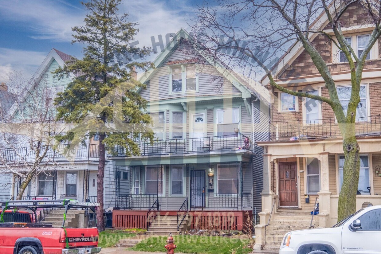 2140 S 19th St Unit Lower, Milwaukee, WI 53215 Room for Rent in