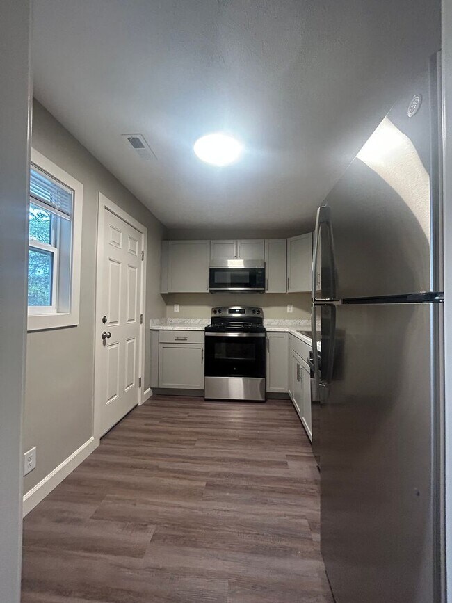 Building Photo - 3 Bed NEWLY REMODELED! Multiple Lease Opti...