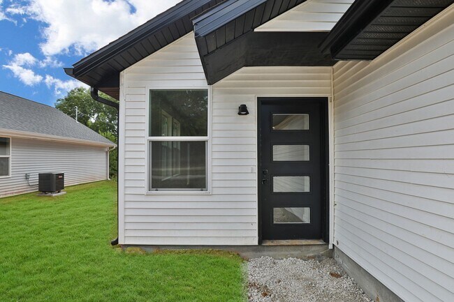 Foto del edificio - BRAND NEW 3 Bedroom | 2 Bathroom | 2 Car Garage HOME -- 1400 sqft, PETS WELCOME!