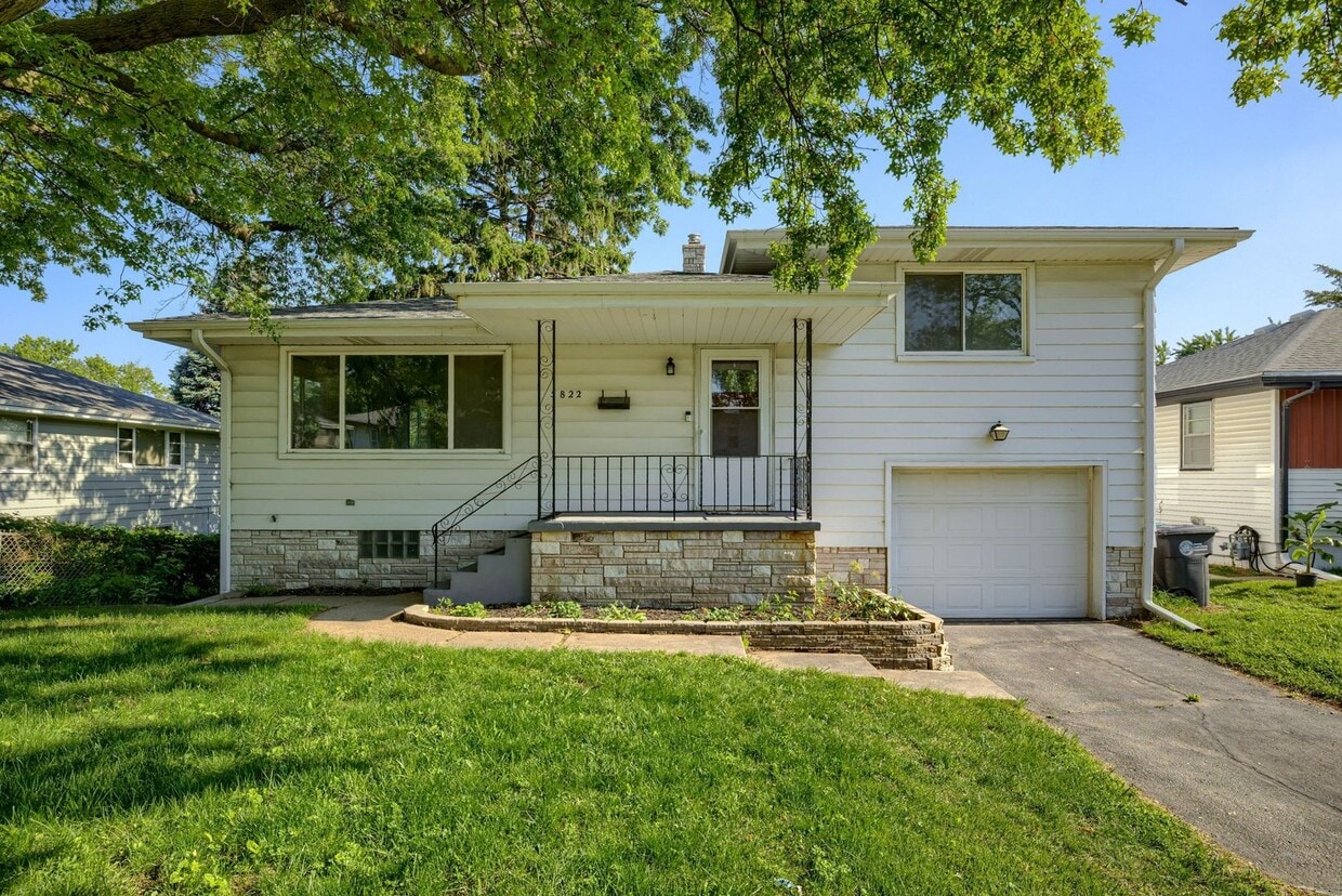 Primary Photo - Charming Multi-Level Home with Flexible Li...