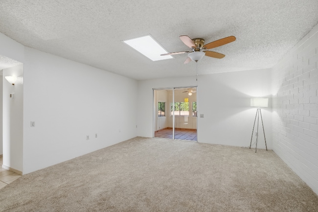 Foto del edificio - 359 N Calle Del Chancero