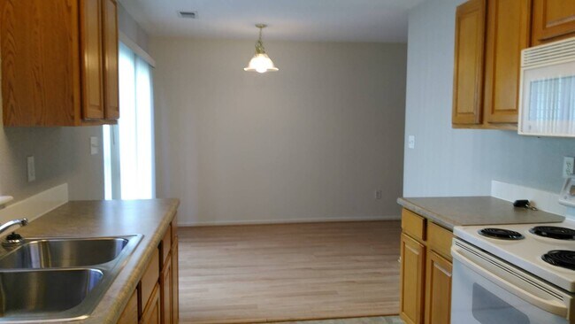 Foto del edificio - Nice 2 Story Townhome with Attached Garage...