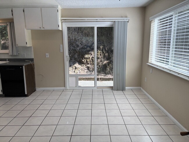 Building Photo - Darling 2-bed home with private lot nestle...