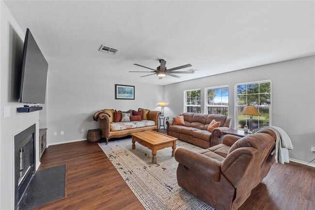 Building Photo - 201 S Sumac Ln