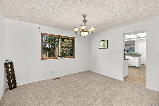 Building Photo - 787 NE Pinecrest Dr