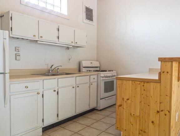 Kitchen - 3800 N Valley Dr