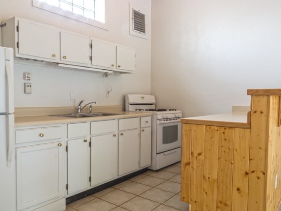 Kitchen - 3800 N Valley Dr