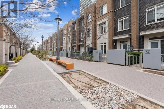 Photo du bâtiment - 370 Square One Dr